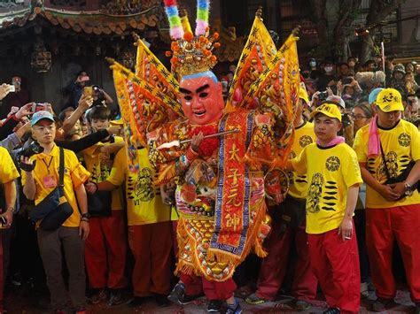 香灰捲成一團|台灣媽祖遶境意義為何？學者：舀出「3 瓢香灰」為最重要儀式